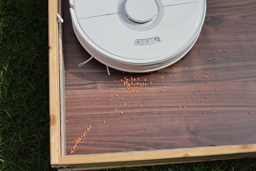 Roborock Q7 Max собирается убрать в углу